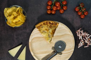 Dört peynirli pizza, domates ve patates kızartması, yiyecek.