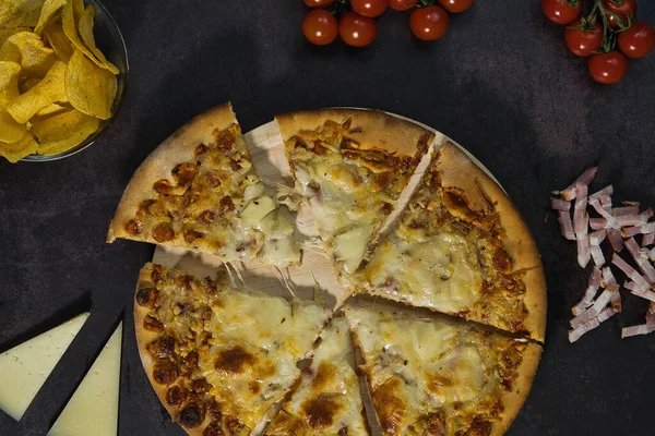 トマトとフライドポテトと4つのチーズピザ ロイヤリティフリーのストック画像