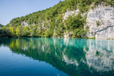 Plitvice Gölü Ulusal Parkı, Hırvatistan - 16.08.2021. Hırvatistan 'daki Plitvice Gölü Milli Parkı' nın güzel manzarası. 