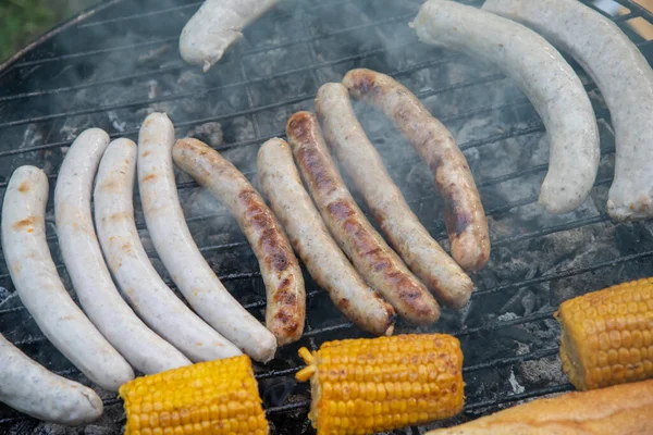 Sosis ve mısır koçanlı ızgaranın tepesinden bak.