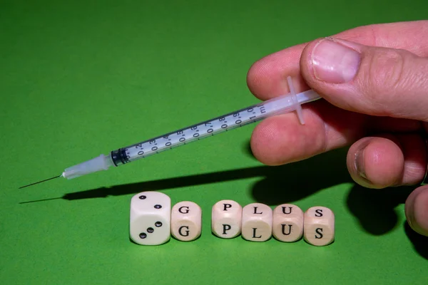 Görüntü 2G artı ve 3G artı, harf küpleri 2G ve 3G artı yeşil arka plan, şırıngalı erkek eli