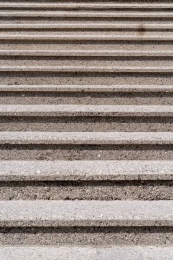 Merdivenler güneş ışığında doku ya da arkaplan olarak adım atar, portre biçimi