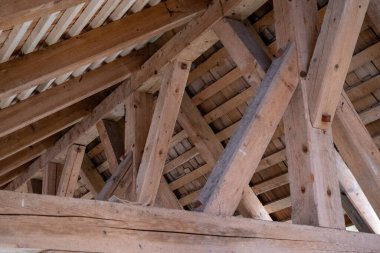 Açık ahşap çatı kirişine bak