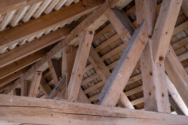 Açık ahşap çatı kirişine bak