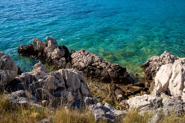 Paisaje costero de la isla croata de Pag con aguas cristalinas y brillantes a la luz del sol — Foto de Stock