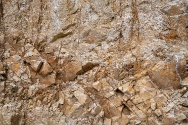 Güneş ışığında eskimiş granit kaya dokusu ya da arka plan olarak