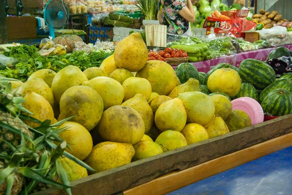 Obstberge auf einem Markt in Nordthailand — Stockfoto