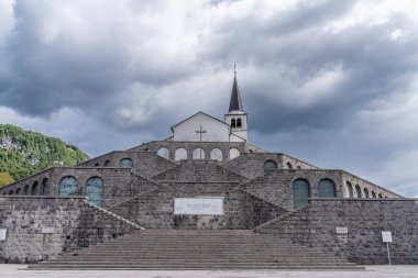 Slovenya 'daki Julian Alpleri' nde Kobarid 'in üzerinde 1. Dünya Savaşı İtalyan mezarlığı kuruldu.
