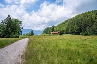 Alman köyü Kochel am 'ın üzerindeki ilkbahar manzarasına bakın.