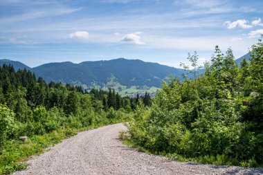Alman köyü Garmisch Partenkirchen 'in üzerindeki manzara