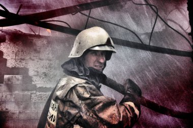 Barnaul, Rusya. 24 Aralık 2019. İtfaiyeciler soğuk bir kış gününde evin çatısındaki yangını söndürürler.