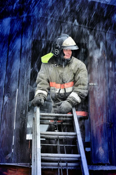 Barnaul Russia December 2019 Firefighters Extinguish Fire Roof House Frosty — Stock Photo, Image