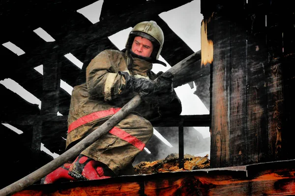 Barnaul Russia December 2019 Firefighters Extinguish Fire Roof House Frosty — Stock Photo, Image