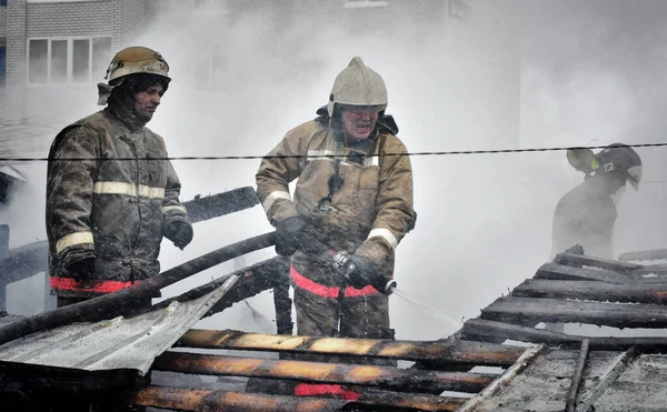 Barnaul Ryssland December 2019 Brandmän Släcker Brand Taket Till Ett — Stockfoto