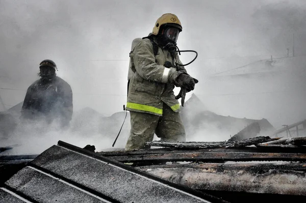 Feuerwehrleute Mit Der Russischen Aufschrift Auf Der Rückseite Brandschutz Löschen — Stockfoto