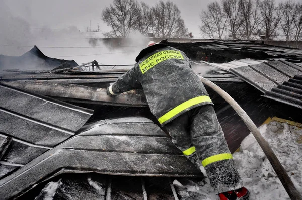 러시아 새겨진 문구가 새겨진 소방관들은 화재를 — 스톡 사진