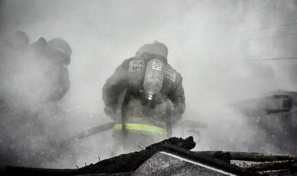 Bombeiros Com Inscrição Nas Costas Russo Proteção Contra Incêndio Extinguir — Fotografia de Stock