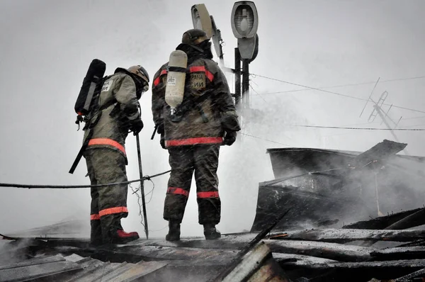 Bomberos Con Inscripción Espalda Ruso Protección Contra Incendios Apagar Fuego — Foto de Stock