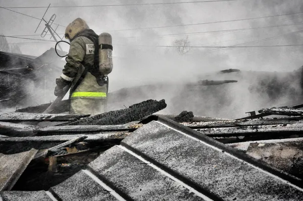 Brandweerlieden Met Inscriptie Achterkant Het Russisch Brandbeveiliging Blussen Het Vuur — Stockfoto