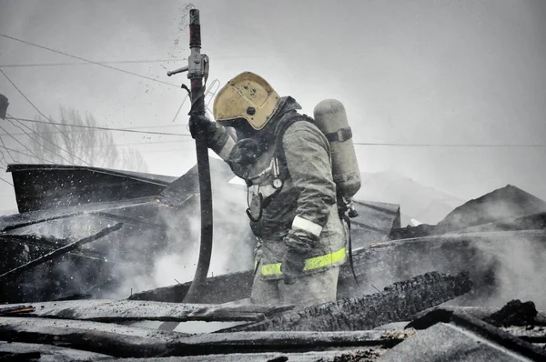 Bombeiros Com Inscrição Nas Costas Russo Proteção Contra Incêndio Extinguir — Fotografia de Stock