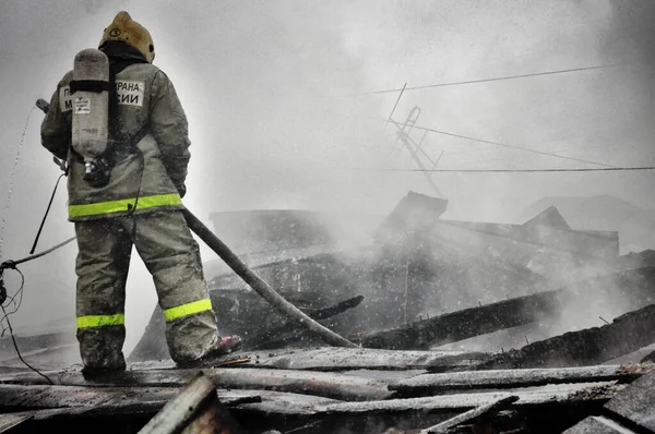 Пожарные Надписью Спине Русском Языке Охрана Огня Тушат Пожар — стоковое фото