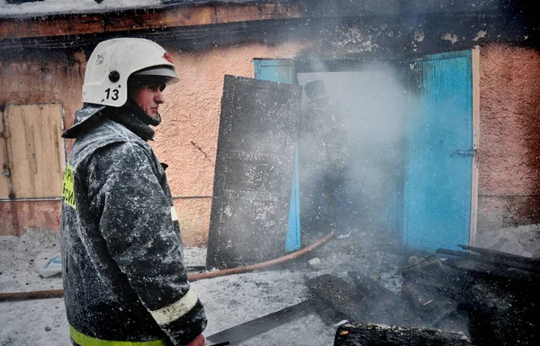 Barnaul Ryssland Maj 2019 Brandmän Med Inskriptionen Baksidan Ryska Brandskydd — Stockfoto