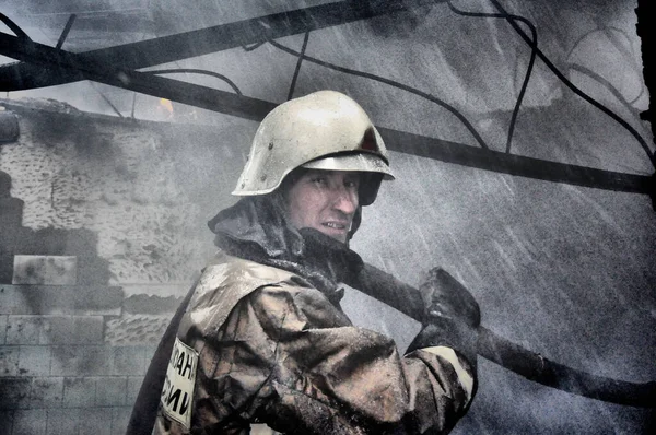 Barnaul Rusland December 2019 Brandweerlieden Blussen Een Brand Het Dak — Stockfoto