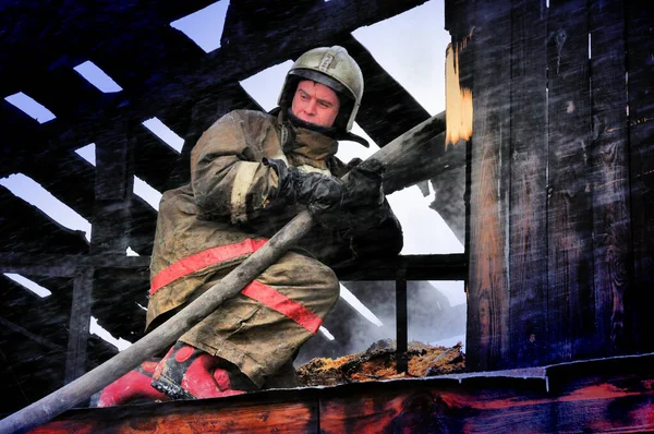 Barnaul Russia Δεκεμβρίου 2019 Πυροσβέστες Σβήνουν Φωτιά Στην Οροφή Ενός — Φωτογραφία Αρχείου