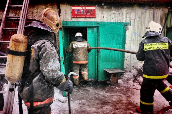 Bomberos Con Inscripción Espalda Ruso Protección Contra Incendios Apagar Fuego —  Fotos de Stock