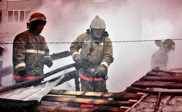 Barnaul Rússia Dezembro 2019 Bombeiros Extinguem Incêndio Telhado Uma Casa — Fotografia de Stock
