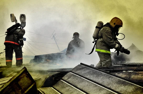 Brandweerlieden Met Inscriptie Achterkant Het Russisch Brandbeveiliging Blussen Het Vuur — Stockfoto