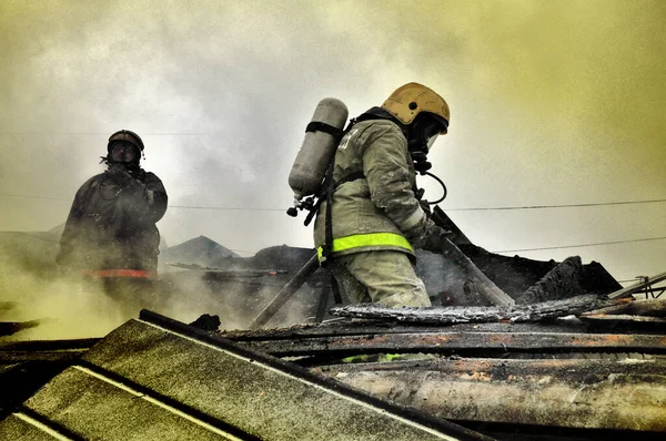 Bombeiros Com Inscrição Nas Costas Russo Proteção Contra Incêndio Extinguir — Fotografia de Stock