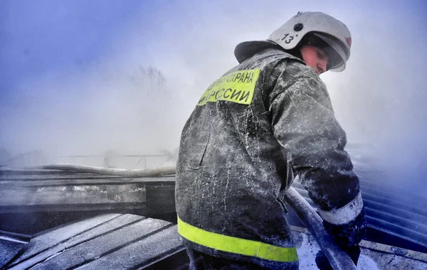 Barnaul Russia 2019 소방관들은 서리가 내리는 겨울날 지붕에서 진화시킨다 — 스톡 사진