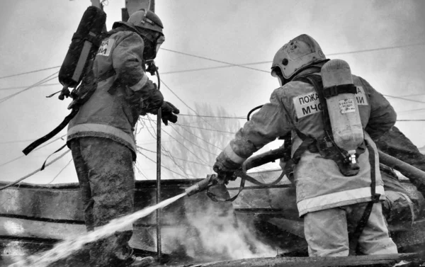 Pemadam Kebakaran Dengan Tulisan Punggung Dalam Bahasa Rusia Perlindungan Api — Stok Foto