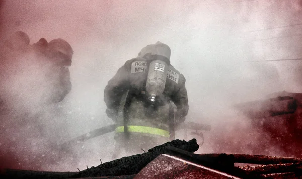 Strażacy Napisem Plecach Języku Rosyjskim Ochrona Przeciwpożarowa Gasić Pożar — Zdjęcie stockowe