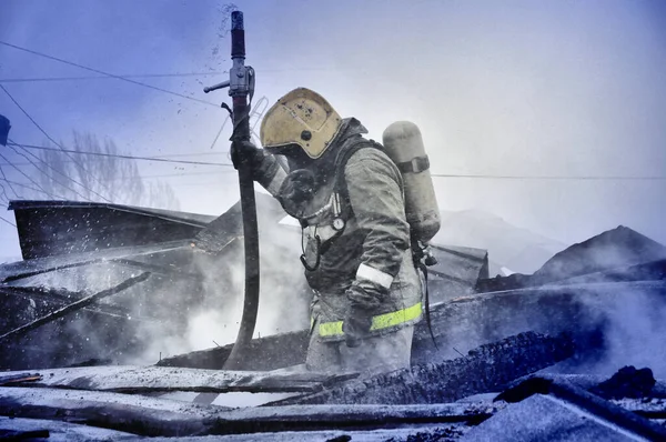 Πυροσβέστες Την Επιγραφή Στο Πίσω Μέρος Στα Ρωσικά Πυροπροστασία Σβήνουν — Φωτογραφία Αρχείου