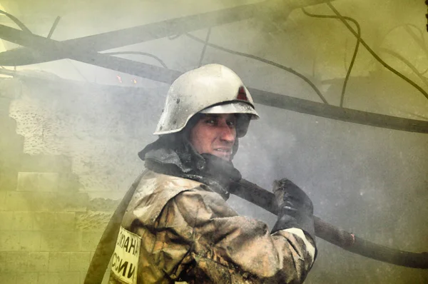Barnaul Rosja Grudnia 2019 Strażacy Gaszą Pożar Dachu Domu Mroźny — Zdjęcie stockowe