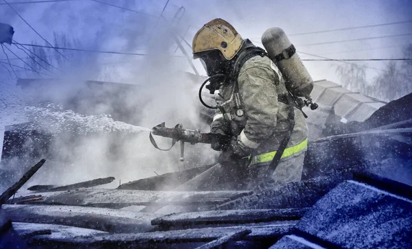 Bombeiros Com Inscrição Nas Costas Russo Proteção Contra Incêndio Extinguir — Fotografia de Stock
