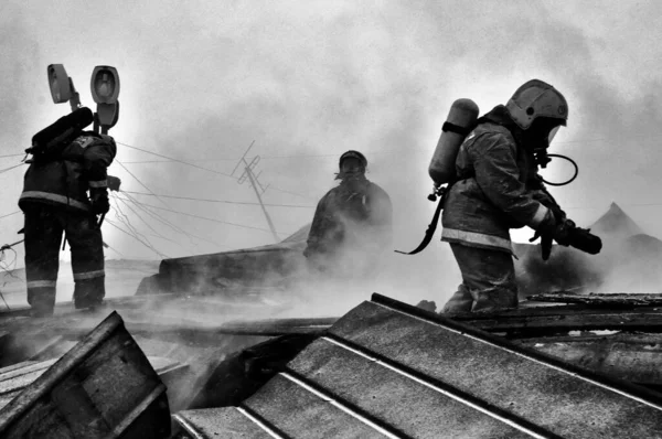 Pemadam Kebakaran Memadamkan Api Atap Rumah Pada Hari Musim Dingin — Stok Foto