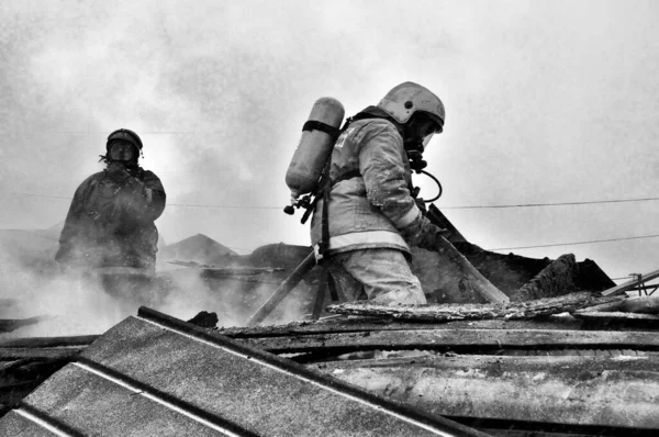 消防员在俄罗斯 的背面刻有 扑灭了着火的火焰 — 图库照片