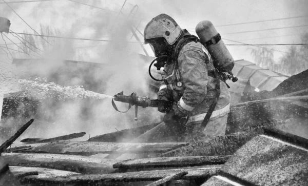 Firefighters Extinguish Fire Roof House Frosty Winter Day — Stock Photo, Image