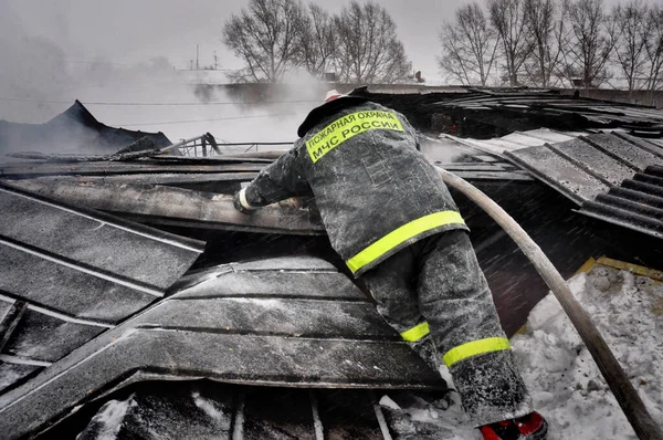 Pompiers Avec Inscription Sur Dos Russe Protection Contre Incendie Éteindre Photos De Stock Libres De Droits