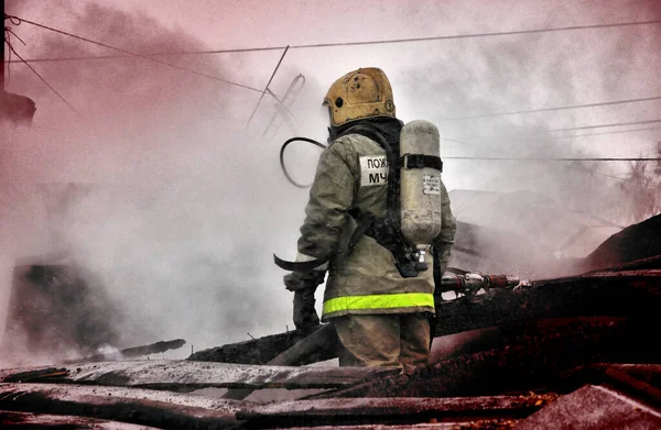 Pompiers Avec Inscription Sur Dos Russe Protection Contre Incendie Éteindre Images De Stock Libres De Droits