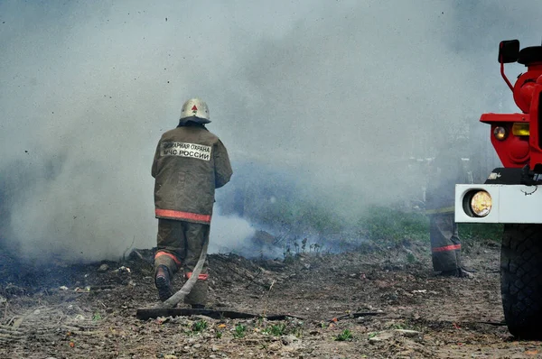 Bombeiros Com Inscrição Nas Costas Russo Proteção Contra Incêndio Extinguir — Fotografia de Stock