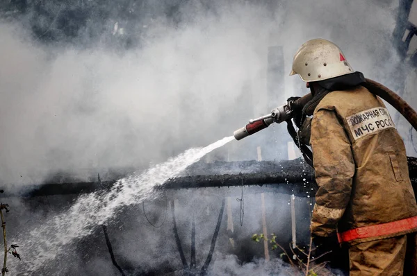 Feuerwehrleute Mit Der Russischen Aufschrift Auf Der Rückseite Brandschutz Löschen — Stockfoto