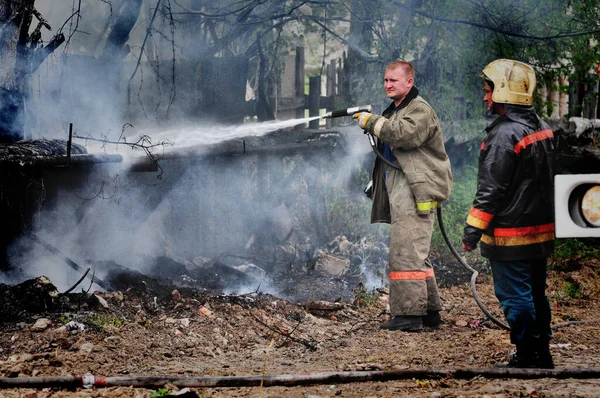巴瑙尔 俄罗斯 2019年5月24日 消防员 背面印有俄罗斯防火的字样 俄罗斯的Emercom 扑灭了屋顶上的大火 — 图库照片