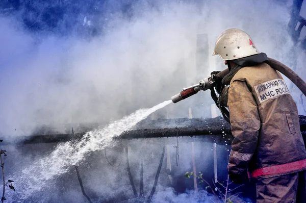 Feuerwehrleute Mit Der Russischen Aufschrift Auf Der Rückseite Brandschutz Löschen — Stockfoto