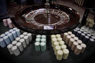  Krupiye kumarhanede bahis kabul ediyor.