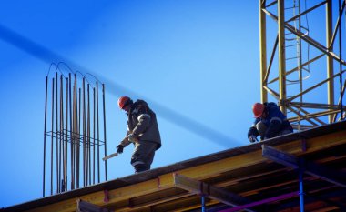 Barnaul, Rusya - 18 Kasım 2021. Bir işçi tuğla ev duvarı örer.