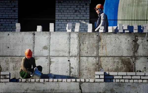 俄罗斯巴瑙尔 2021年11月18日 工人用砖房筑墙 — 图库照片